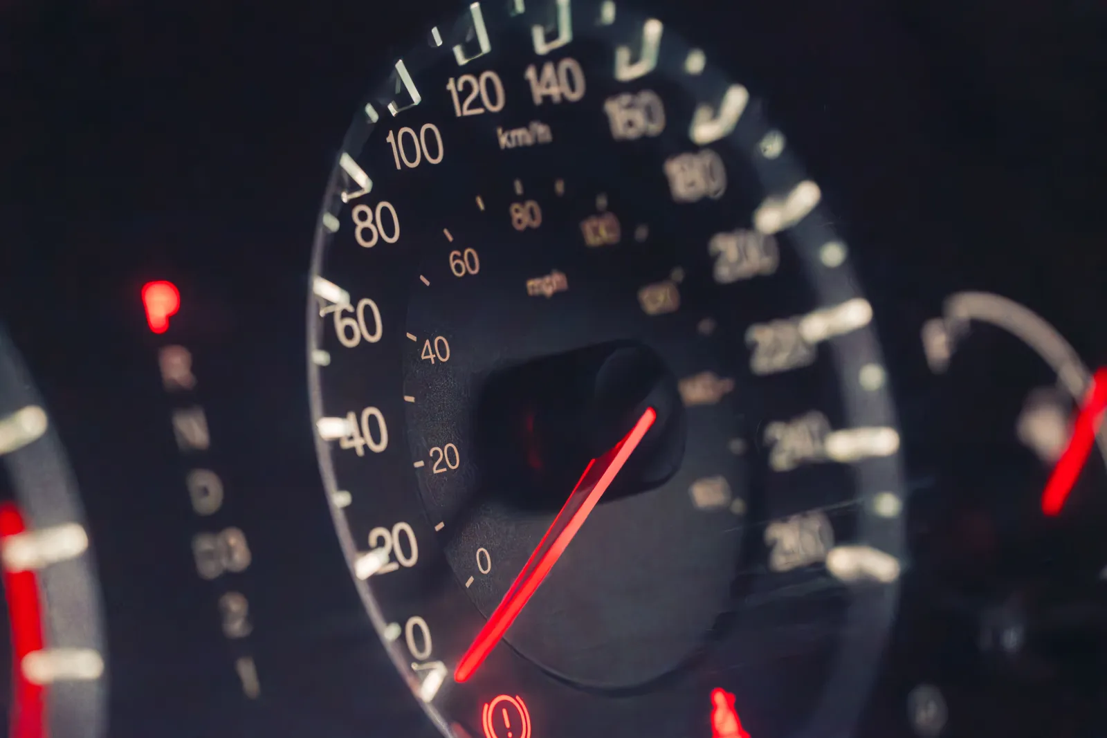 Nærbilde av et speedometer i en bilkonsoll